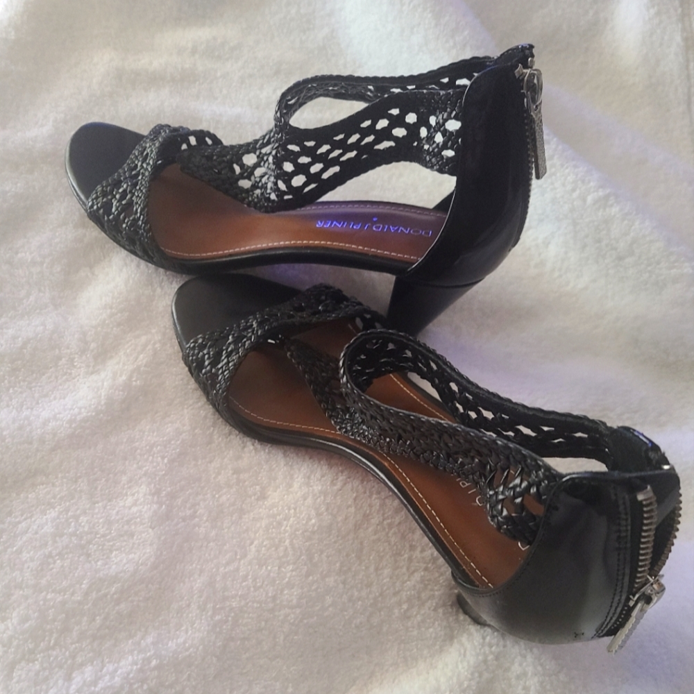 Donald Pliner, sz 7 1/2, Black never worn thong sandal w/ 2" patent leather heel